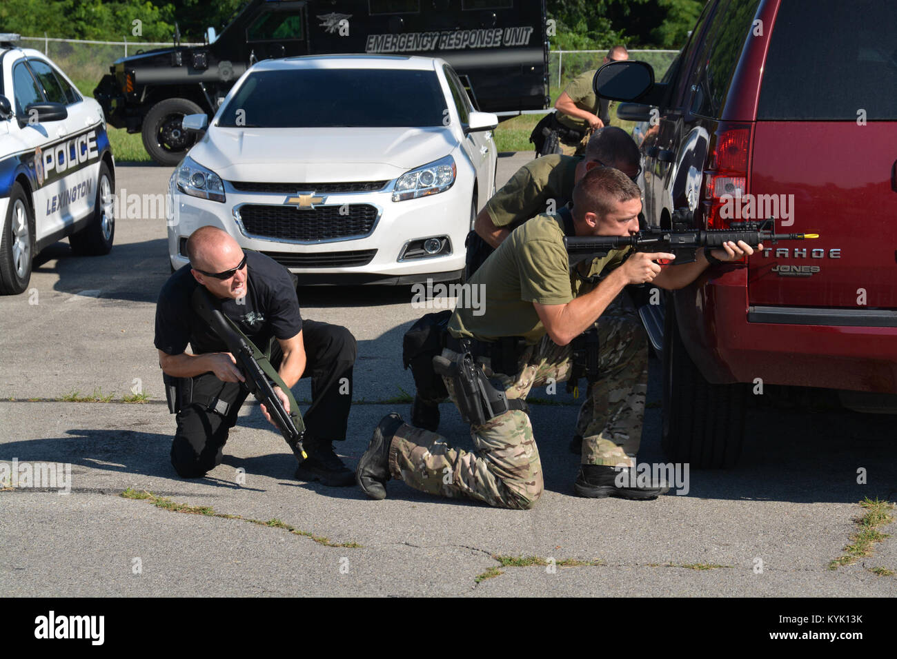 Mitglieder der Lexington Lexington Polizei, Feuerwehr- und Rettungsdienste und den Kentucky National Guard gemeinsame Übungen auf der Lexington National Guard Armory am 21. Juli 2016 (Kentucky National Guard Foto von Walt Leaumont) Stockfoto