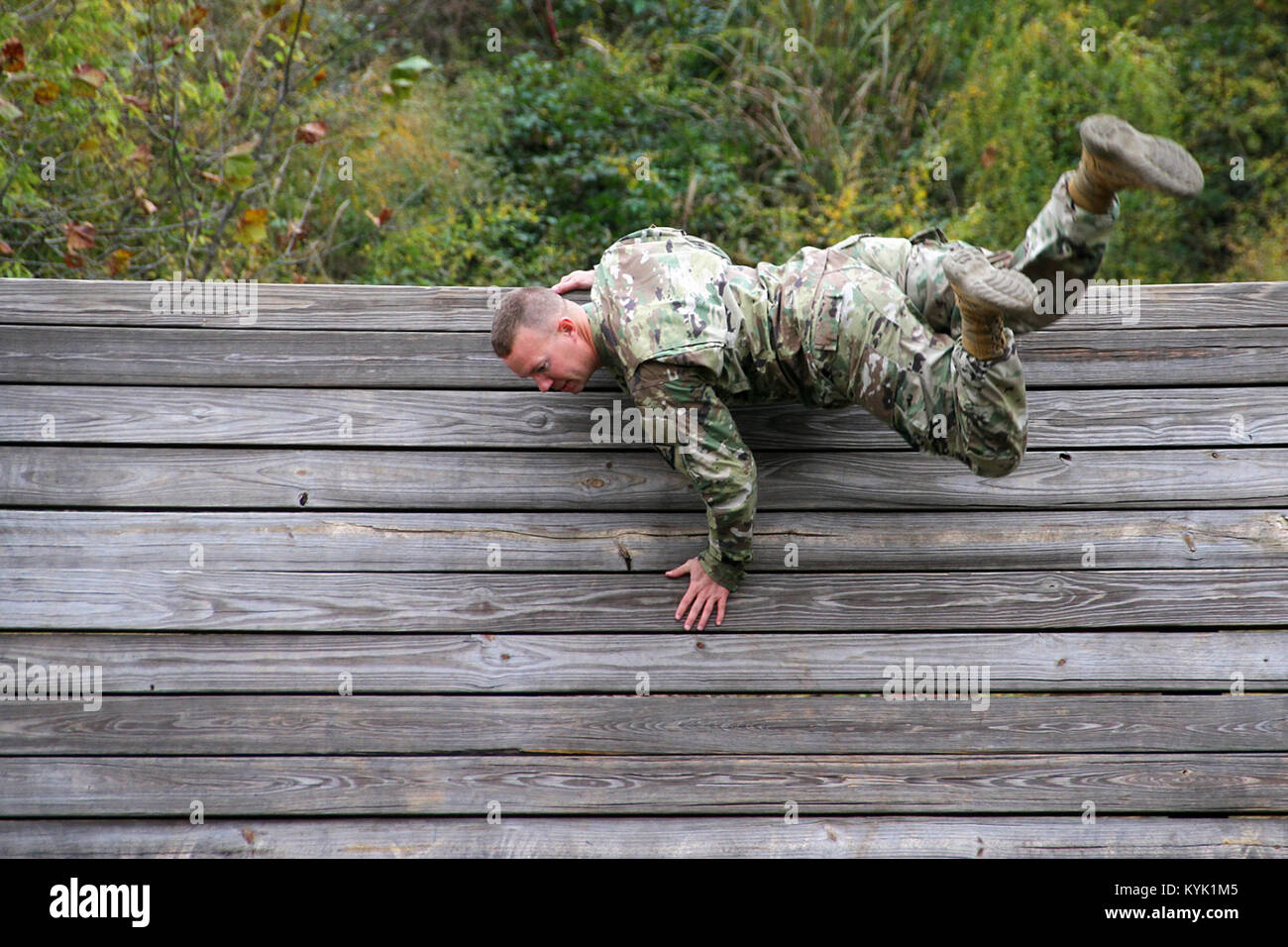 Sgt. 1. Klasse Andrew Dickson bewegt sich durch das Vertrauen Kurs während der Besten die Kentucky Army's National Guard Warrior Konkurrenz an der Wendell H. Ford regionalen Ausbildungszentrums in Greenville, Ky. 27.10.2016. (U.S. Army National Guard Foto: Staff Sgt. Scott Raymond) Stockfoto