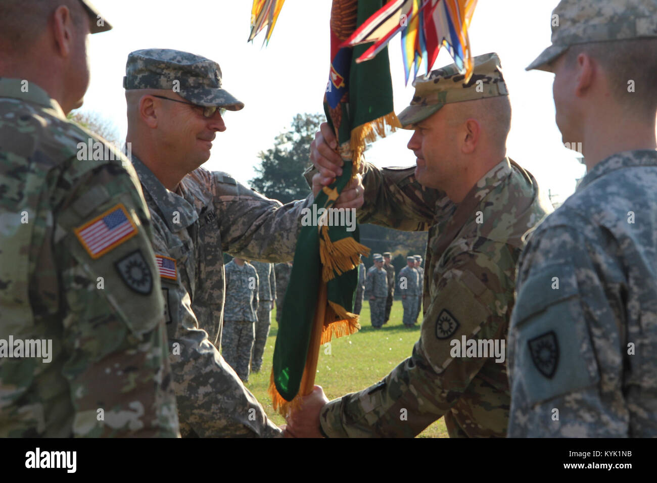 Gardisten, Familie und Freunde für das Ändern des Befehls Zeremonie der 198th Military Police Battalion zwischen Oberstleutnant Tim Starke und Oberstleutnant John Blackburn, Okt. 30 erfaßt am Bogenschütze-feld Readiness Center in Louisville, Kentucky. (U.S. Army National Guard Foto von Sgt. 1. Klasse Rebecca Holz) Stockfoto