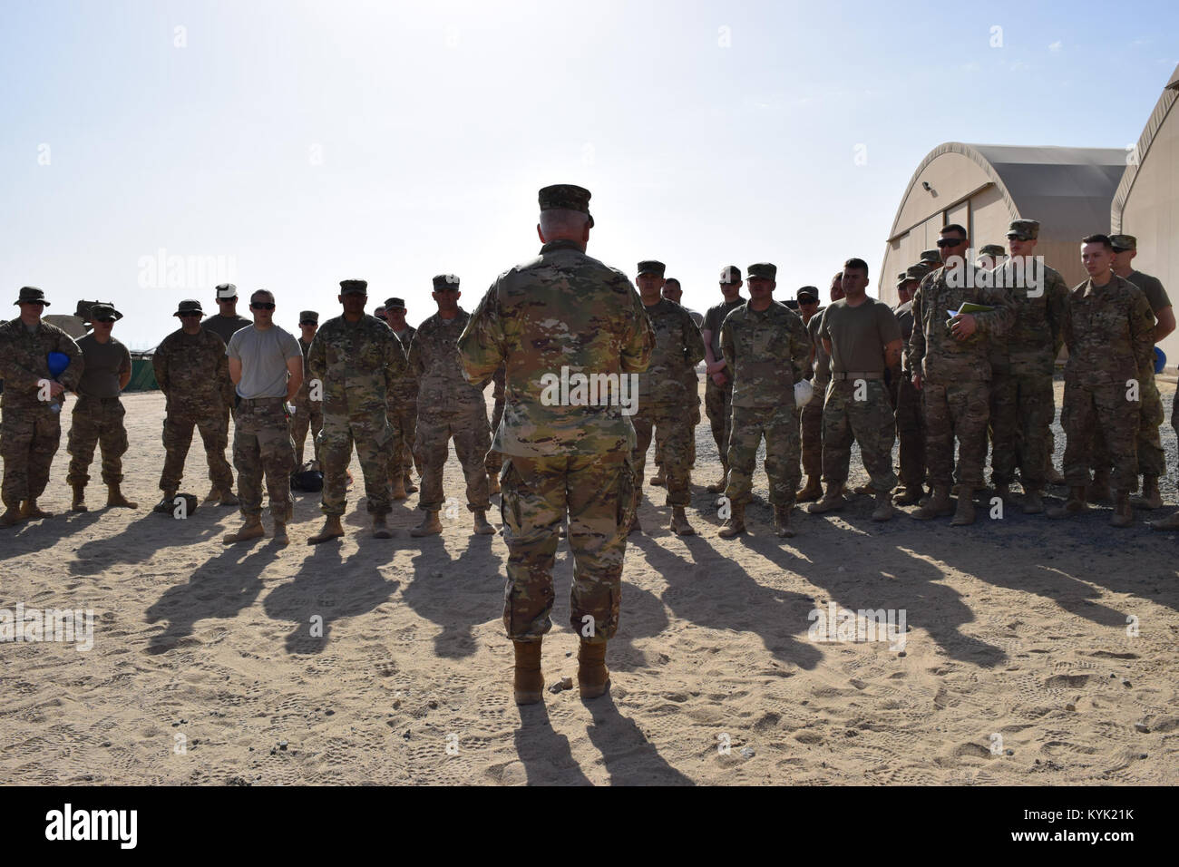 Brig. Gen. Benjamin Adams III, Direktor des Kentucky der Gemeinsamen Personal, spricht zu den Soldaten der 207. Horizontale Bauunternehmen, während seines Besuchs Mar.4 zum Camp Arifjan, Kuwait. Stockfoto