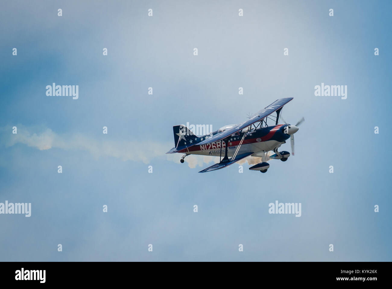 Billy Werth fliegen während der Donner über Louisville Airshow in Louisville, Kentucky, 22. April 2017 eine Antenne Demonstration seiner Pitts S - 2C-Flugzeuge-Pilot.  Die Veranstaltung, die mehr als ein Dutzend Flugzeuge bietet, ist gewachsen, die größte jährliche eintägige Airshow in Amerika zu werden. (U.S. Air National Guard Foto von Oberstleutnant Dale Greer) Stockfoto