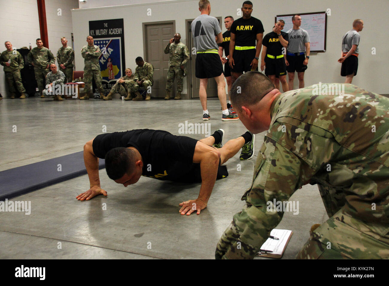 Wettbewerber in der Nationalgarde Region III besten Krieger Wettbewerb der Armee körperliche Fitness Test am Wendell H. Ford regionalen Ausbildungszentrums in Greenville, Ky., 24. April 2017 übernehmen. (U.S. Army National Guard Foto: Staff Sgt. Scott Raymond) Stockfoto