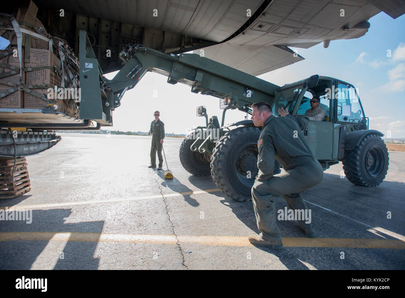 Senior Airman Judson Wisley, ein lademeister mit 165 Airlift Squadron die Kentucky der Air National Guard, hilft ein cargo Palette auf der C-130 Hercules am Flughafen Agadir in Marokko Führer am 27. April 2017, während der Übung Afrikanischen Löwen. Mehrere Einheiten von der US Marine Corps der US-Army, US Navy, US Air Force und den Kentucky und Utah Air National Guards multilateralen und Stabilität durchgeführten Operationen Ausbildung mit Einheiten aus der Königlichen marokkanischen Streitkräften im Königreich Marokko während der Übung, die vom 19. bis 28. Die jährliche Kombinierte multilaterale Übung ist so konzipiert, dass im Stockfoto