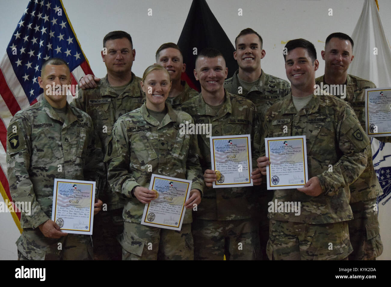 Zwei Soldaten Der 149 Militarische Engagement Der Mannschaft Und Sechs Soldaten Der 7 Ingenieur Unternehmen Verdient Gold Und Silber Bundeswehr Proficiency Abzeichen 1 Mai 17 Im Camp Arifjan Kuwait Das Abzeichen Ist