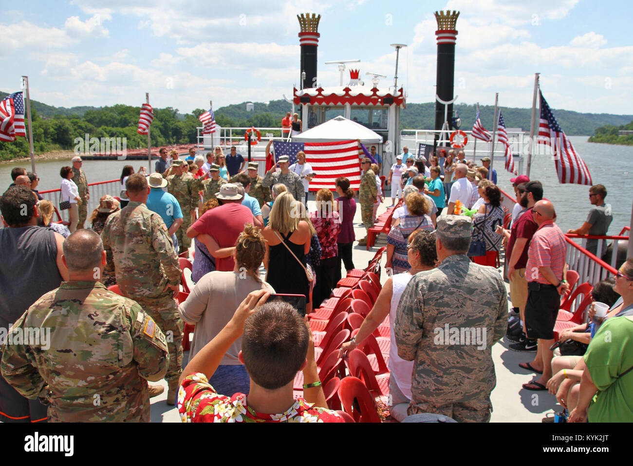 Country Music Singer, Rocky Lynne unterhält Gold Star Familien während des vierten Überlebenden aufsuchende Dienste' Dampferfahrt auf dem Ohio, 11. Juni 2017. (U.S. Army National Guard Foto: Staff Sgt. Scott Raymond) Stockfoto