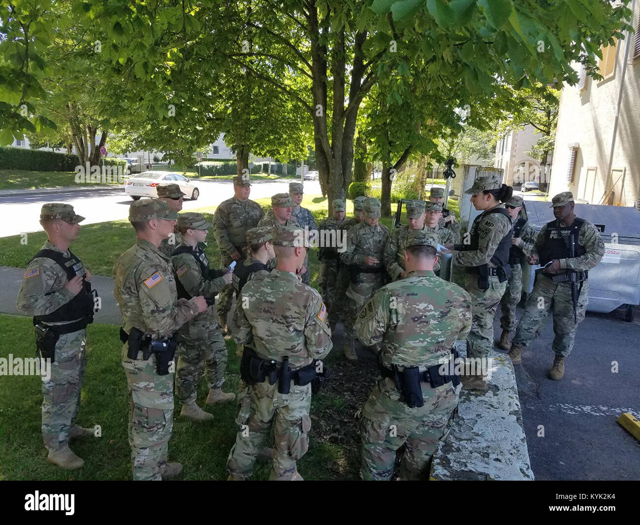 Wachposten mit dem 1103Rd militärischen Polizeiaufgebot - Recht & Amp; Bestellung einer Sicherheit Briefing mit aktiven Soldaten des 554Th 549Th und MP Unternehmen in Stuttgart, Deutschland, 12. Juni 2017. (U.S. Army National Guard Foto von Kapitän David Howe) Stockfoto