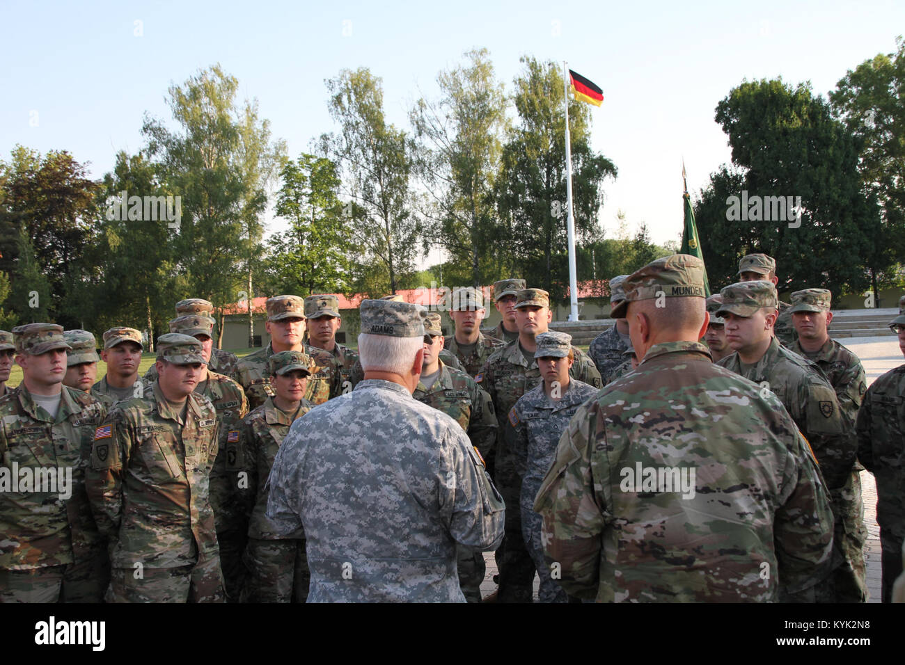 Brig. Gen. Ben Adams und Cmd Sgt. Maj. Dave Munden besuchen Sie die Truppen aus dem 1103Rd Militärpolizei Unternehmen derzeit jährliche Schulung in Stuttgart, Deutschland, 22. Juni. (U.S. Army National Guard Foto von Maj. Stephen Martin) Stockfoto