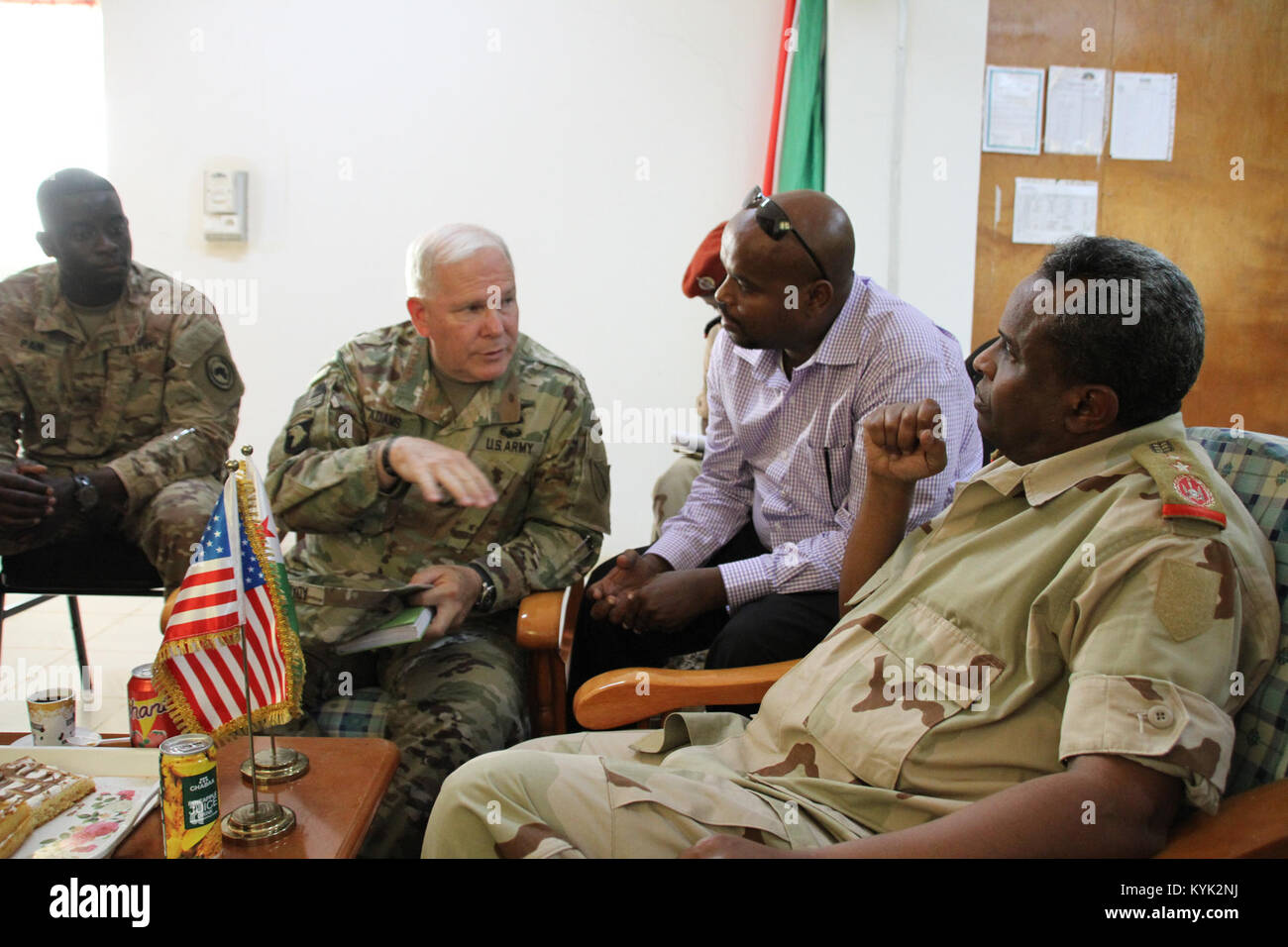 Brig. Gen. Ben Adams und staatlichen Befehl Sgt. Maj. Dave munden Besuch mit Oberst Mohamed Ali Obsieh, der Direktor General de l'Academie Militare Djiboutian InterArmees für die militärische Unterstützung der Partnerschaft zwischen der Kentucky National Guard und der Nation von Dschibuti an Arta-Amia, Dschibuti am 24. Juni 2017. (U.S. Army National Guard Foto von Maj. Stephen Martin) Stockfoto