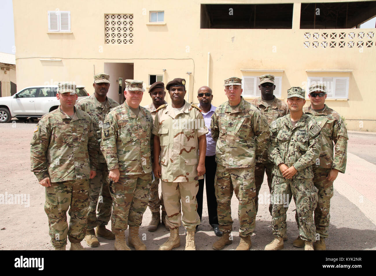 Brig. Gen. Ben Adams und staatlichen Befehl Sgt. Maj. Dave munden Besuch mit Oberst Mohamed Ali Obsieh, der Direktor General de l'Academie Militare Djiboutian InterArmees für die militärische Unterstützung der Partnerschaft zwischen der Kentucky National Guard und der Nation von Dschibuti an Arta-Amia, Dschibuti am 24. Juni 2017. (U.S. Army National Guard Foto von Maj. Stephen Martin) Stockfoto