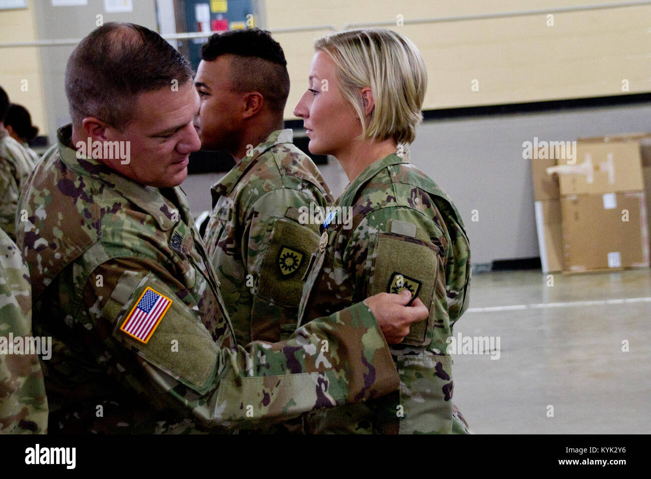 Die neueste Soldaten im Kentucky National Guard in die Reihen ihrer Einheiten während der ersten Formation in Frankfort, Ky., 20. Juli 2017 begrüßt. (U.S. Army National Guard Foto: Staff Sgt. Scott Raymond) Stockfoto