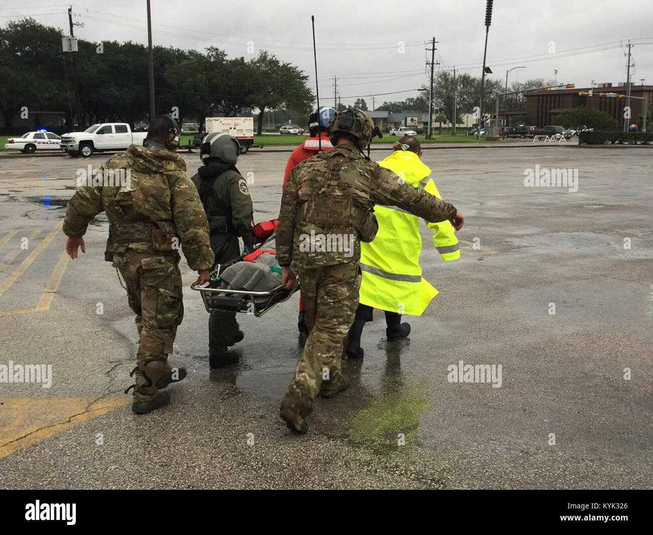 Master Sgt. Jamie Blevins und Tech. Sgt. Joshua Busch von 123 Speziellen die Kentucky der Air National Guard Taktiken Squadron etablieren und einen Hubschrauber Landeplatz auf dem Parkplatz einer Bibliothek in Pasadena, Texas, am 12.08.29, 2017, Patienten, die medizinische Versorgung in die Folgen des Hurrikans Harvey zu evakuieren. Die Flieger haben auch die Patrouillen der Houston Area in Motorbooten, suchen Menschen, die in ihren Häusern oder auf Dächern, wegen der massiven Überschwemmungen gefangen sind. (U.S. Air National Guard Foto) Stockfoto