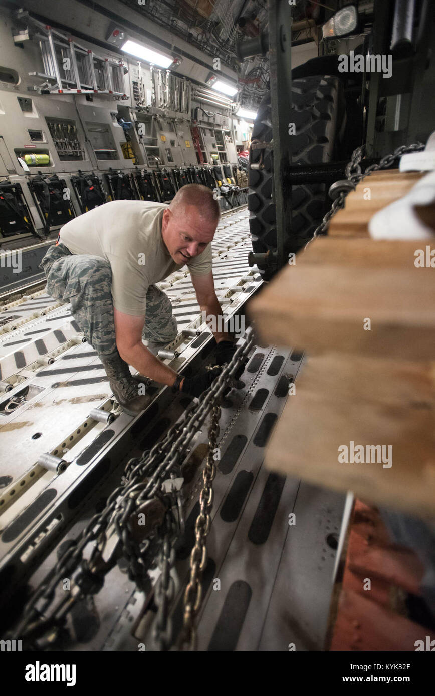 Master Sgt. Jeff Romig, Pläne und Programme Manager für 123 Instandhaltungsgruppe die Kentucky's Air Guard, sichert ein Gabelstapler auf einen Tennessee Air Guard C-17 am Kentucky Air National Guard Base in Louisville, Ky., 12.08.29, 2017 in Vorbereitung für Hurrikan Harvey Rettungsaktionen in Texas. Mehr als 40 Piloten aus dem Kentucky und Mississippi Air National Guard bereitstellen zu George Bush Intercontinental Airport in Houston, wo Sie schnell Airfield, aeromedical Evacuation und Frachtbetrieb etablieren. (U.S. Air National Guard Foto von Master Sgt. Phil Speck) Stockfoto