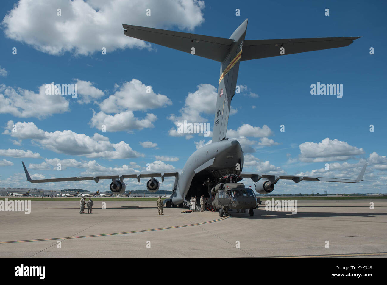 Zwei UH-60 Blackhawk Hubschrauber von 63 die Kentucky Army National Guard Theater Aviation Brigade werden in der US Air Force C-17 Globemaster III Flugzeuge am Kentucky Air National Guard Base in Louisville, Ky., Sept. 7, 2017 mit Hurrikan Irma Hilfsmaßnahmen zu unterstützen. Die beiden Armee Flugzeuge sind mit medizinische Evakuierung erforderlichen Ausrüstung zu Such- und Rettungsmaßnahmen durchführen. (U.S. Air Force Foto: Staff Sgt. Joshua Horton) Stockfoto