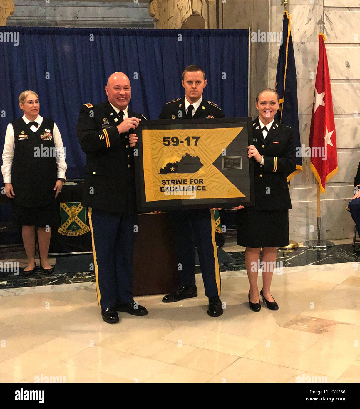 OCS-Klasse 59-17 stellt Oberst Jeffrey H. Casada mit einem Gerahmten guideon während des Kentucky Officer Candidate School Graduation in Frankfort, Ky., Sept. 23, 2017. (U.S. Army National Guard Foto von Sgt. Jenny Ewanchew) Stockfoto