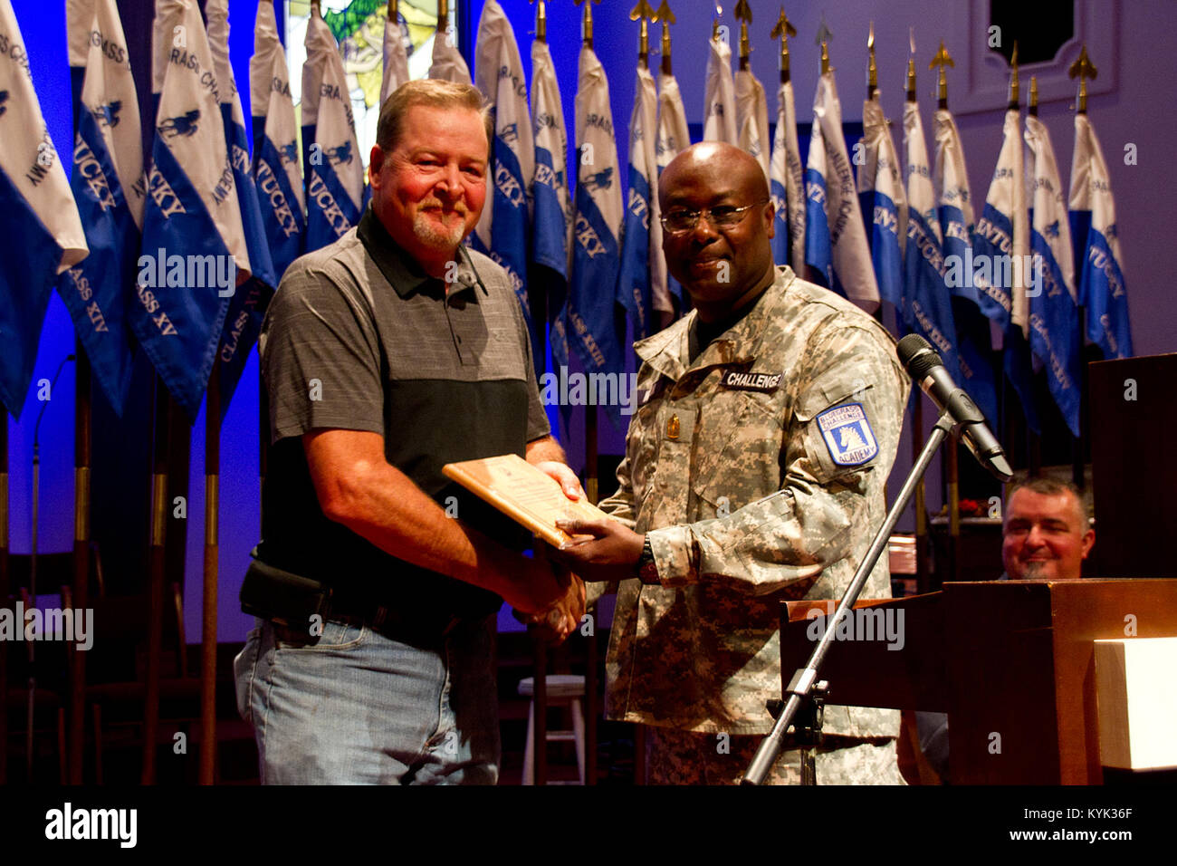 Der Bluegrass Herausforderung Akademie Absolventen 96 Kadetten der Klasse 36, darunter 12 mit ihren High School Abschluss während einer Zeremonie in Radcliff, Ky., Sept. 23, 2017. (U.S. Army National Guard Foto: Staff Sgt. Scott Raymond) Stockfoto