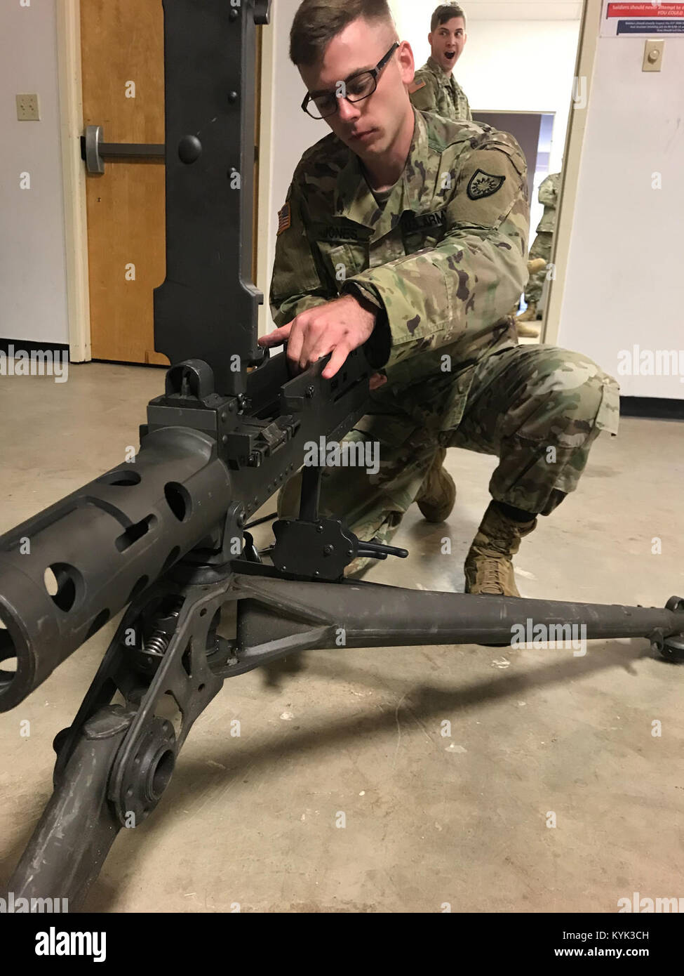 Sgt. Derrick Jones, Kentucky National Guard, löst die M2 A1 .50 Kaliber Maschinengewehr während der besten Krieger Wettbewerb 2018 Wendell H. Ford regionalen Ausbildungszentrums in Greenville, Ky., Okt. 27, 2017. Die 3-tägige Wettbewerb bestimmt, wer nächsten Kentucky's National Guard wird Soldat des Jahres. (U.S. Army National Guard Foto vom Kapitän Josh Daugherty/Freigegeben) Stockfoto