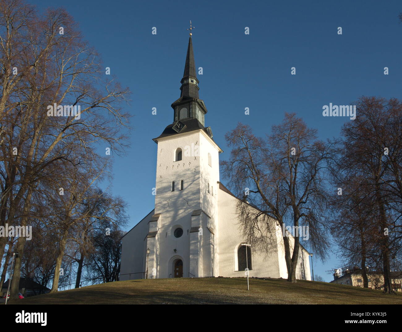 Eine weiße Kirche i Lindesberg, Bergslagen Schweden. Stockfoto