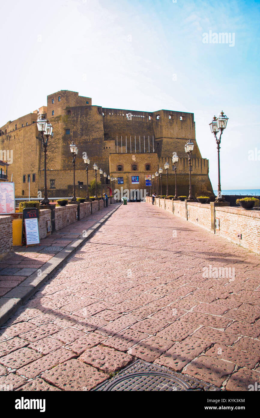 In Neapel - Italien - auf 10/24/2016 - die mittelalterliche Castel am Meer wie Castel dell'Ovo, Ei Schloss bekannt von der Via Caracciolo, Neapel, Italien Stockfoto
