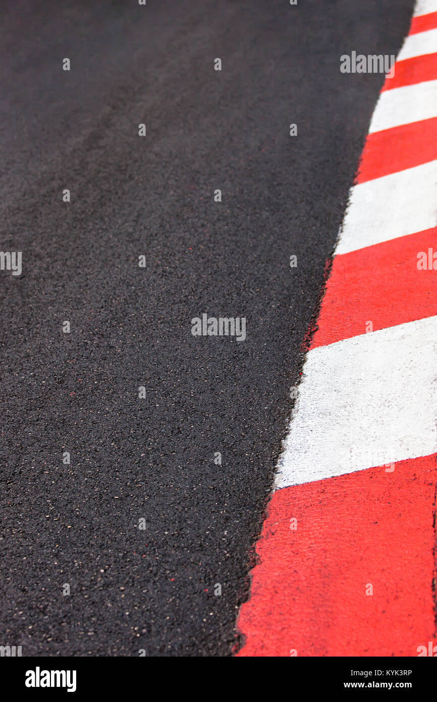 Textur von Autorennen Asphalt und rot weiß Bordstein auf der Grand Prix Strecke Stockfoto