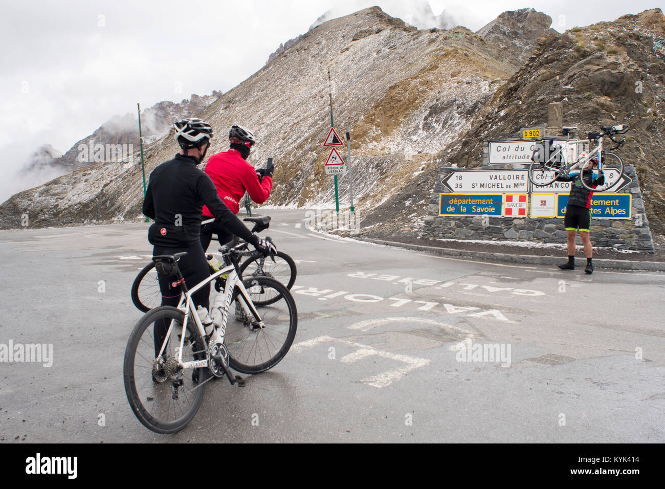 Radfahrer hält triumphierend auf seinem Fahrrad am Col du Galibier Mountain Pass, Frankreich im September Stockfoto