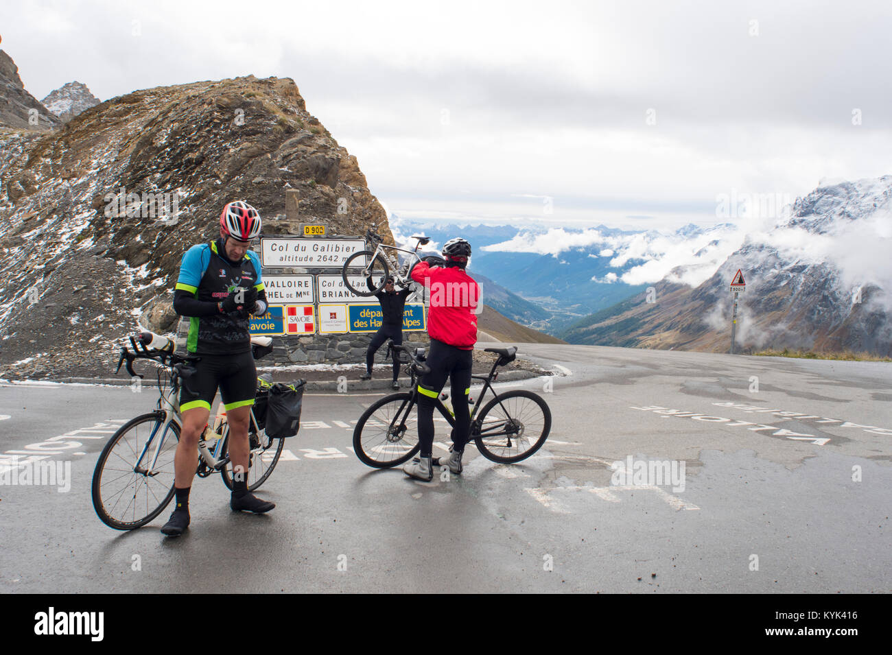 Radfahrer hält triumphierend auf seinem Fahrrad am Col du Galibier Mountain Pass, Frankreich im September Stockfoto