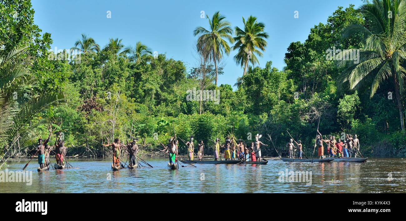 Kanu Krieg Zeremonie der Asmat Menschen. Headhunter eines Stammes von Asmat. New Guinea Island, Indonesien. Stockfoto