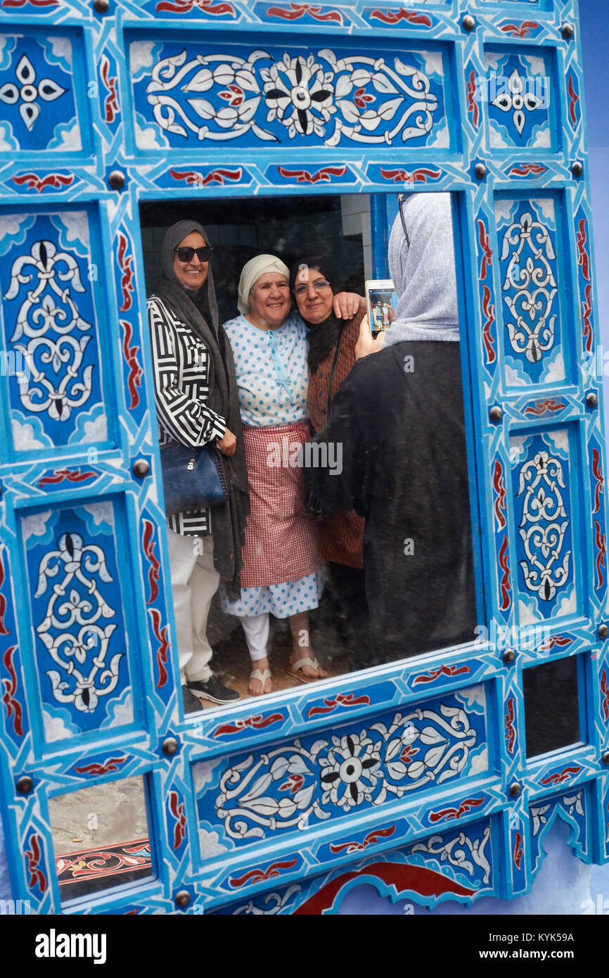 Marokkanische Frauen im Spiegelbild, Chefchaouen, Marokko Stockfoto