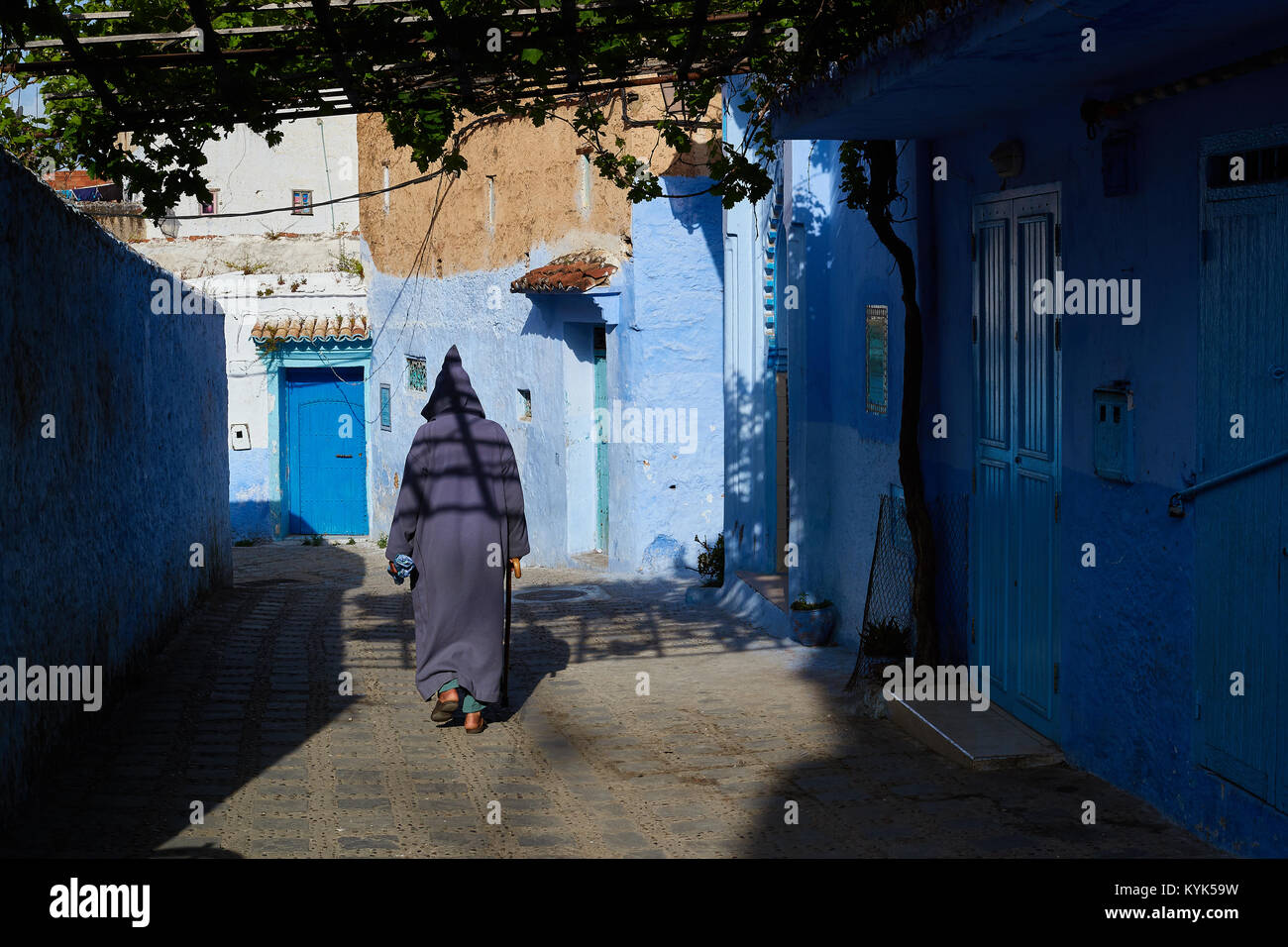 Mann in djellaba Wandern in Medina, Meknes, Rif Gebirge, Marokko Stockfoto