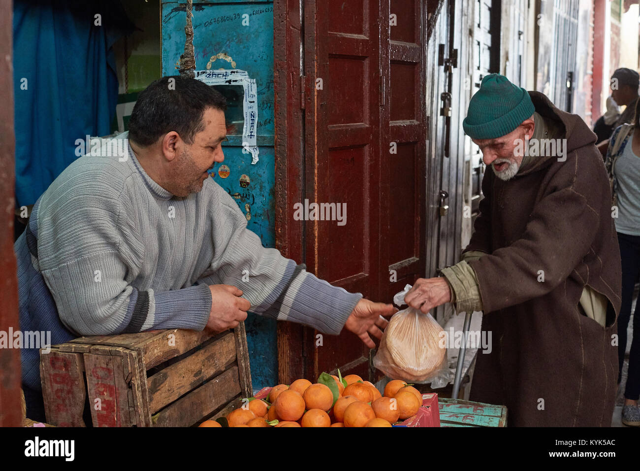 Orange Verkäufer und alten Mann in Medina, Fès, Marokko Stockfoto