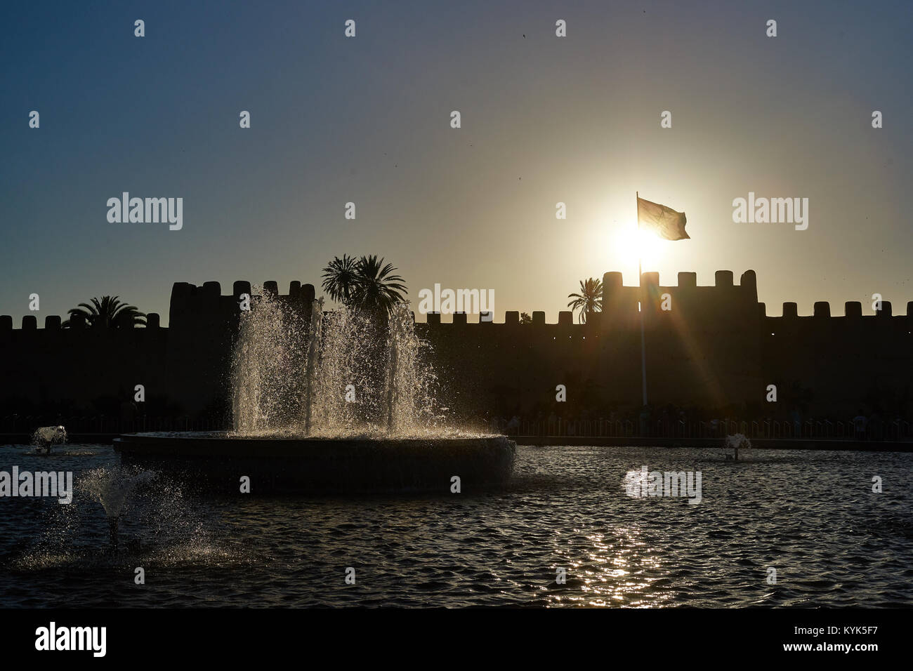 Sonnenuntergang über Befestigungsanlagen und Marokkanische Flagge, Platz 20 Août, Taroudant, Marokko Stockfoto