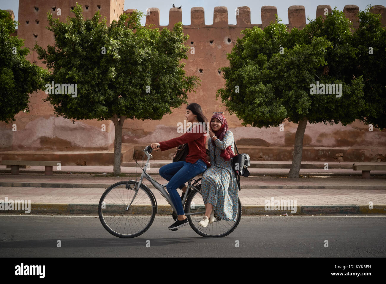 Marokkanische Mädchen auf dem Fahrrad, Taroudant, Marokko Stockfoto