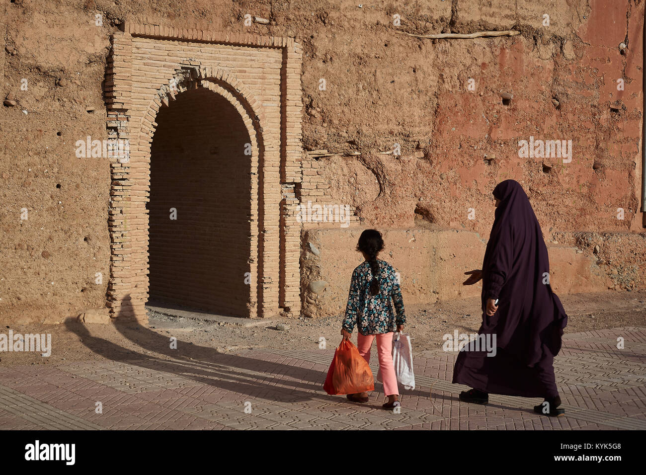 Marokkanische verschleierten Frau und kleines Mädchen zu Fuß zur Befestigung Tür, Taroudant, Marokko Stockfoto