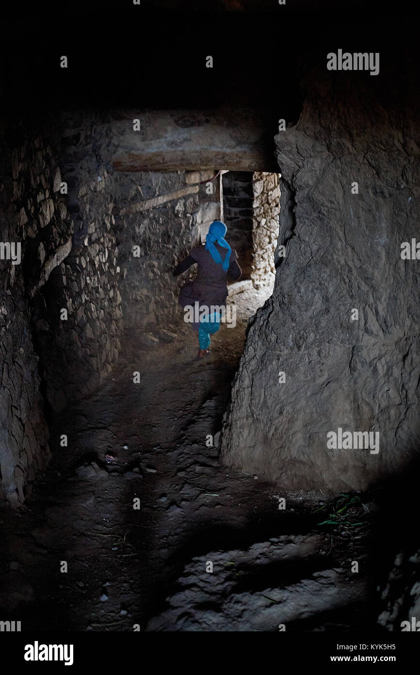 Berber Mädchen läuft durch Häuser im Dorf, Atlas Gebirge, Provinz Al Haouz, Marokko Stockfoto