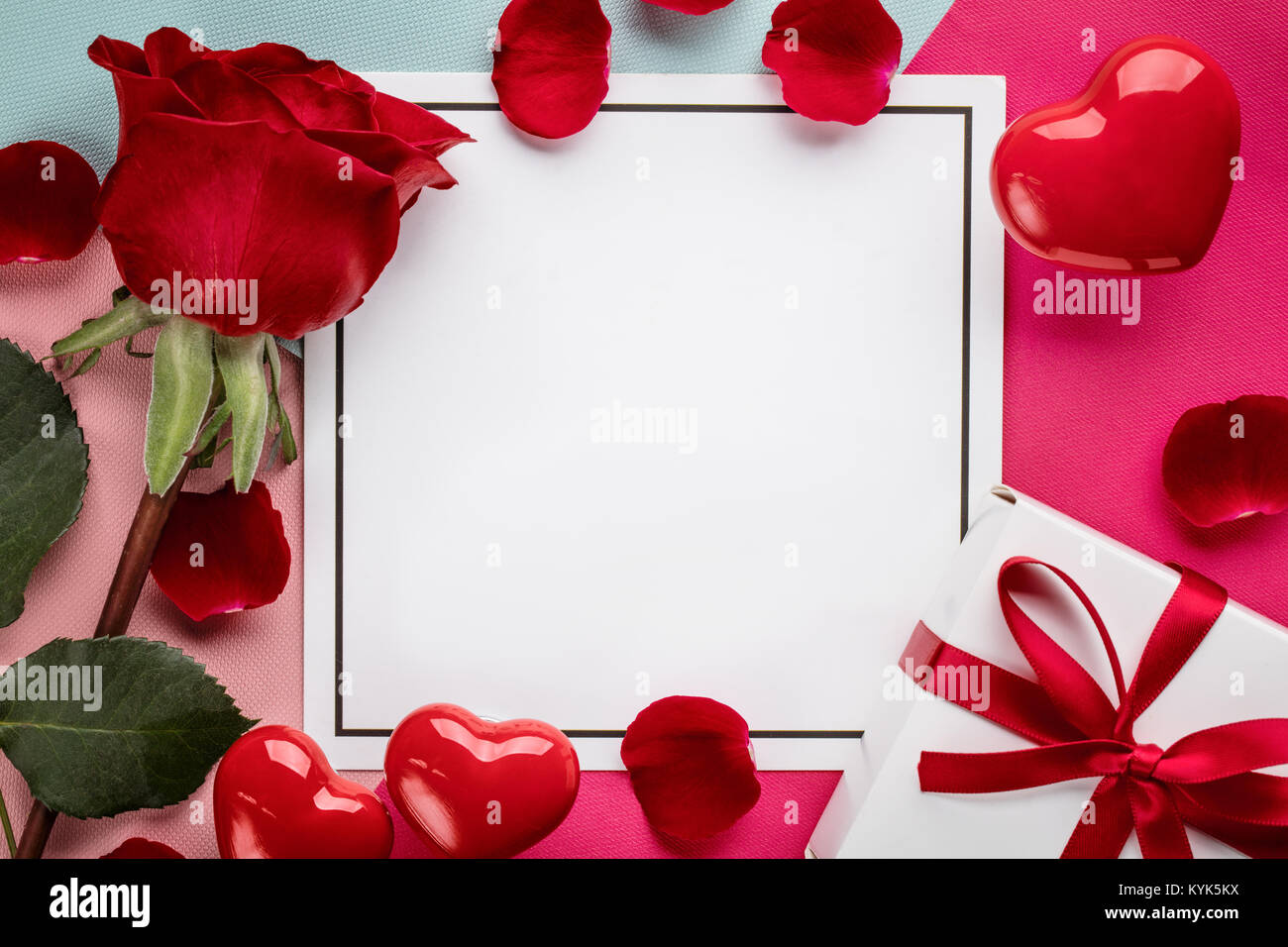Valentine Karte mit Rose und Geschenkverpackung Stockfoto