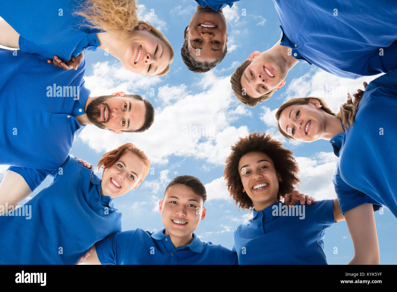Low Angle View von lächelnden Multirassischen Hausmeister bilden Unordnung Stockfoto