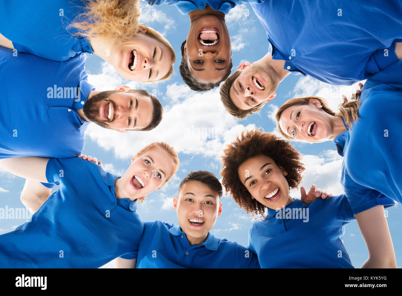 Low Angle View von lächelnden Multirassischen Hausmeister bilden Unordnung Stockfoto