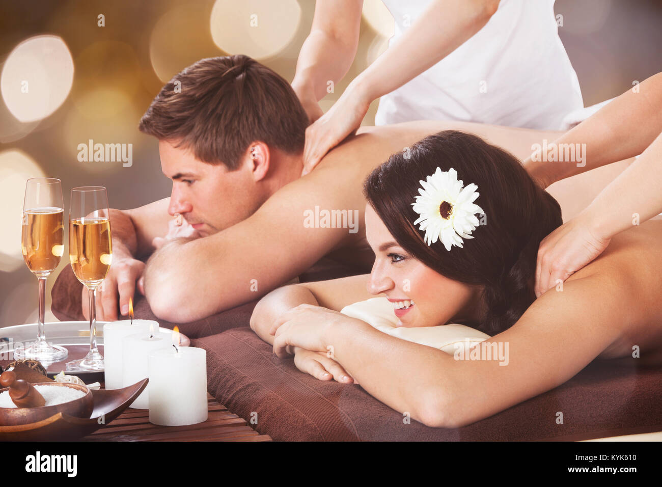 Nahaufnahme eines jungen Paares, Schulter Massage durch Therapeuten in Spa Stockfoto