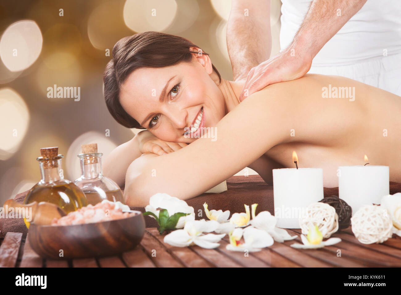 Close-up eine glückliche Frau, die Schulter Massage im Spa Stockfoto