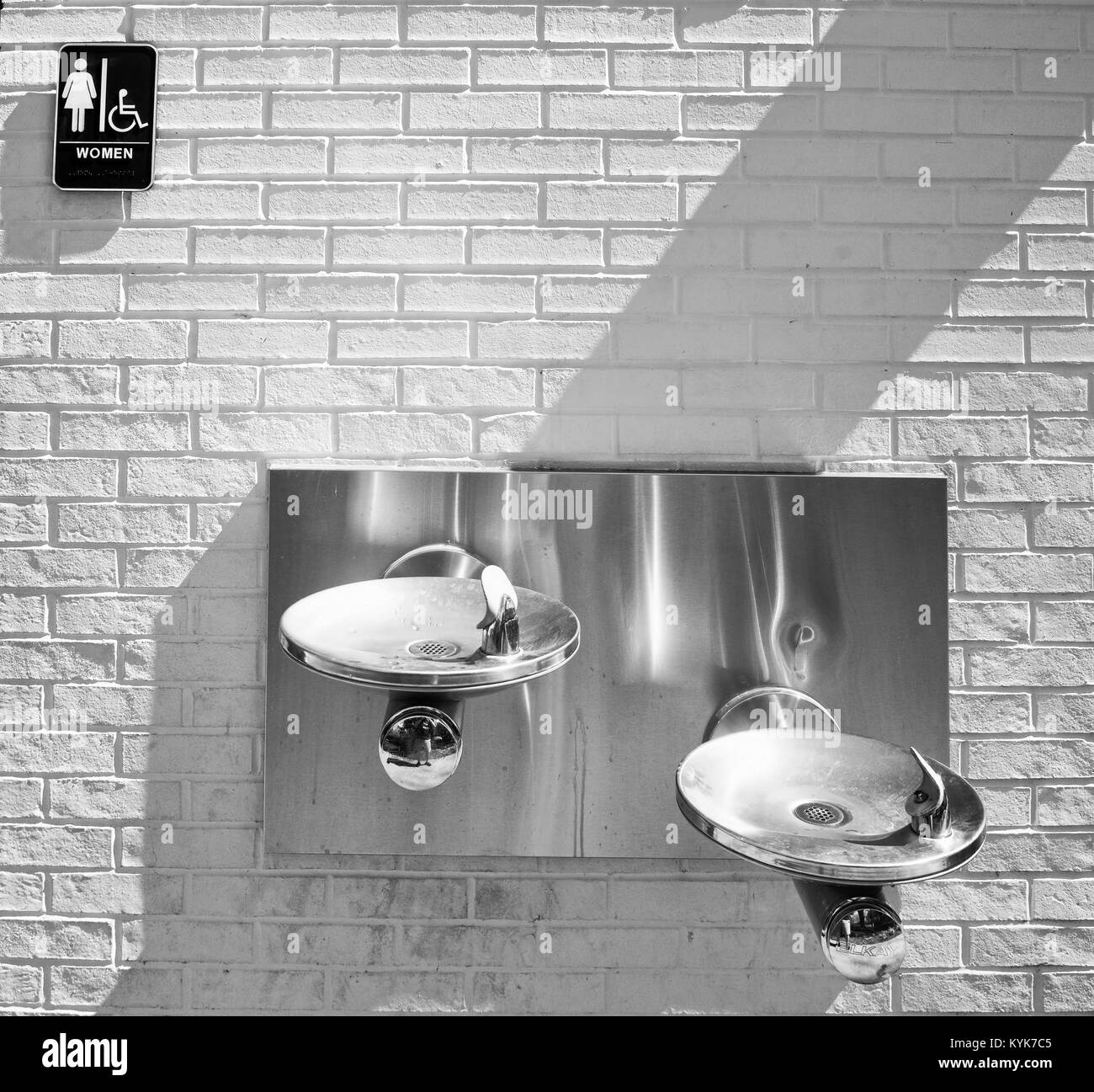 Springbrunnen und Frauen Toilette in Schwarz und Weiß. Stockfoto