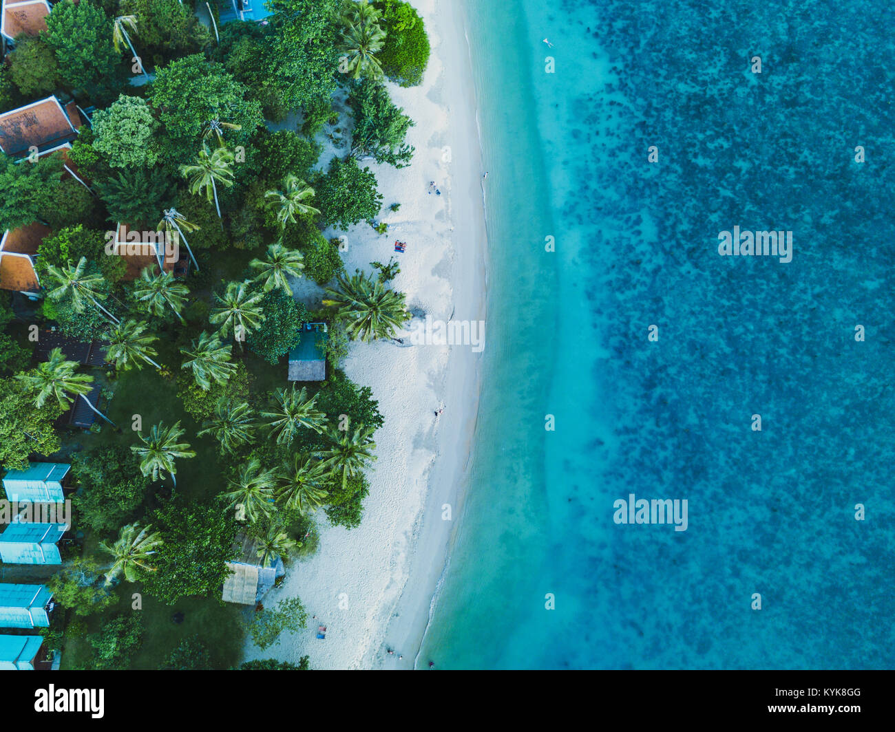 Ferienhäuser am Strand Antenne Landschaft, drone Ansicht von Paradise Island Küste Stockfoto