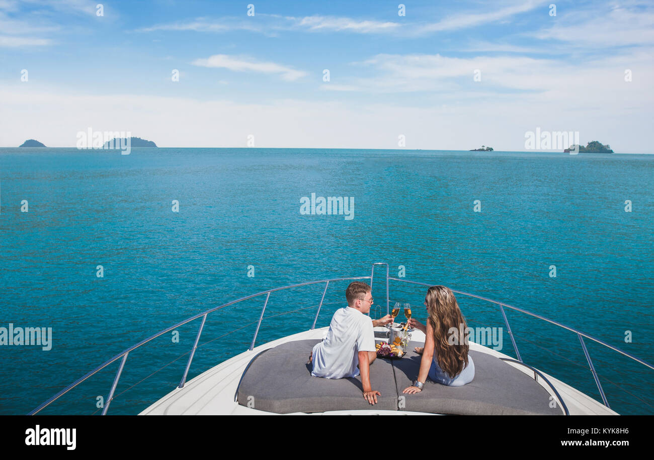 Paar trinken Champagner auf Luxury Yacht Cruise, luxuriösen Lebensstil Stockfoto