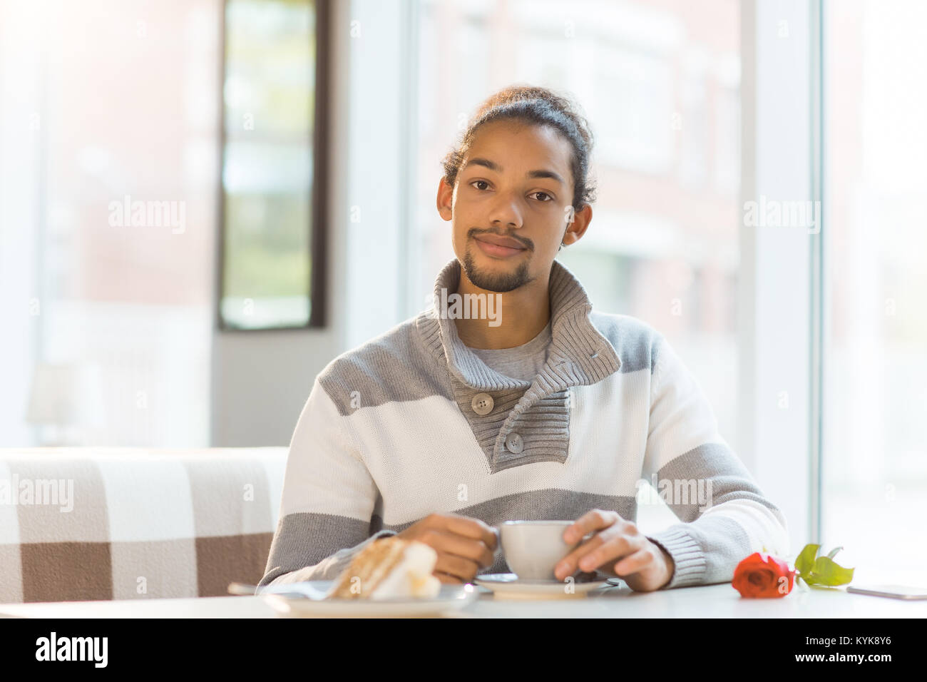 Kerl in Cafe Stockfoto