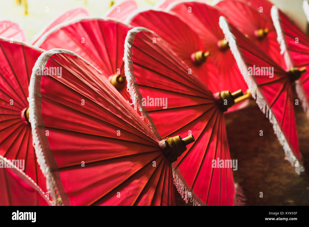 Rotes Papier Stoff der traditionellen asiatischen Sonnenschirme für den Verkauf auf der Straße Markt in Asien Stockfoto