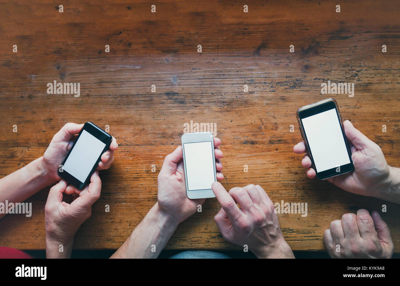 Social Networking Konzept, viele Hände mit Smartphones Gadgets auf Holz- Hintergrund Stockfoto