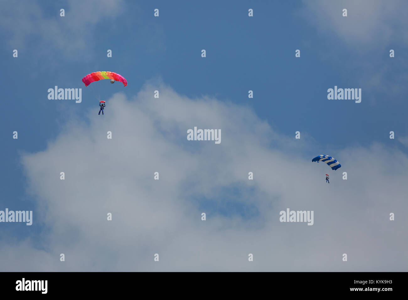 Fallschirm. Unter/Über den Wolken. Stockfoto