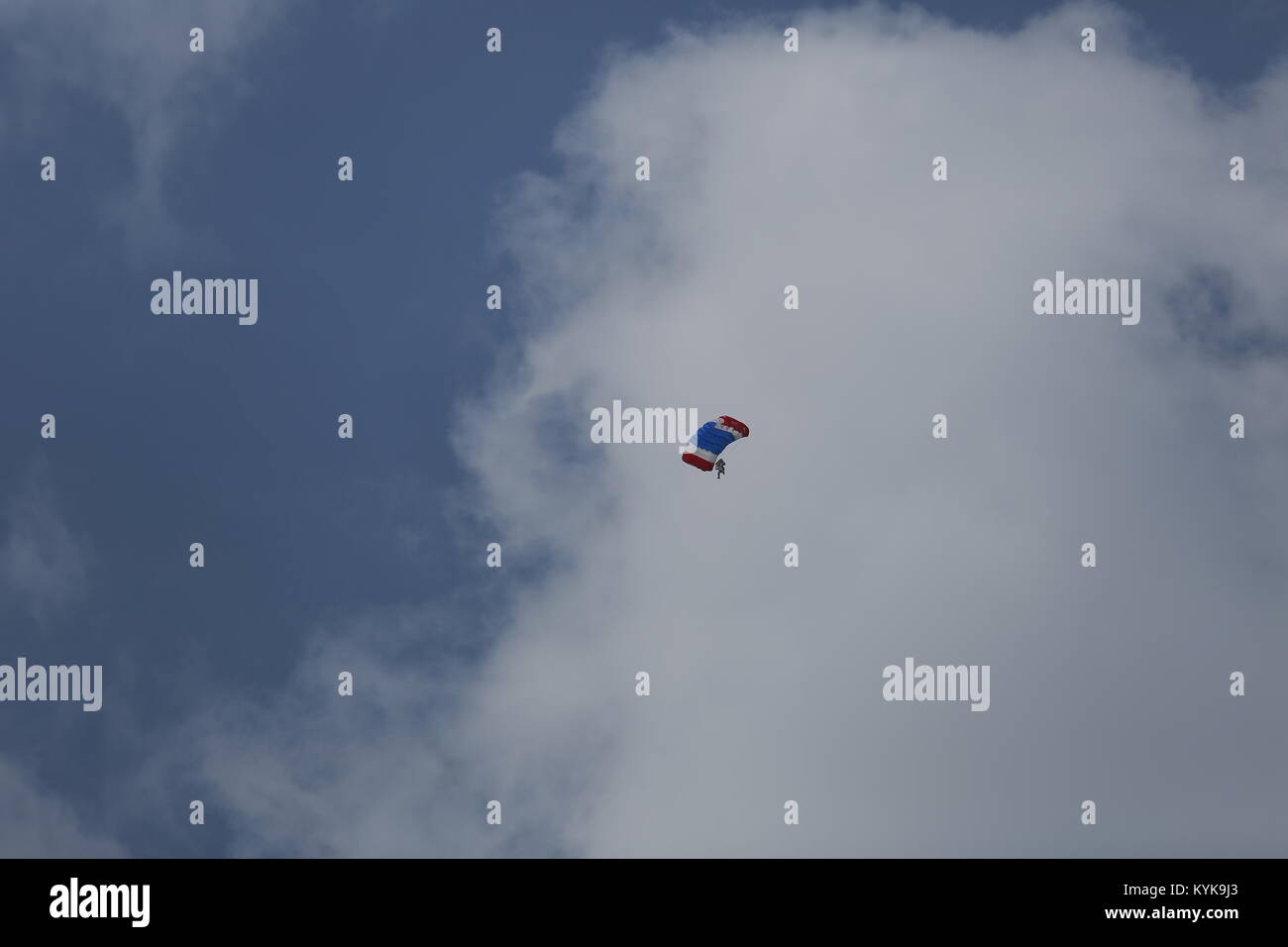 Fallschirm. Unter/Über den Wolken. Stockfoto