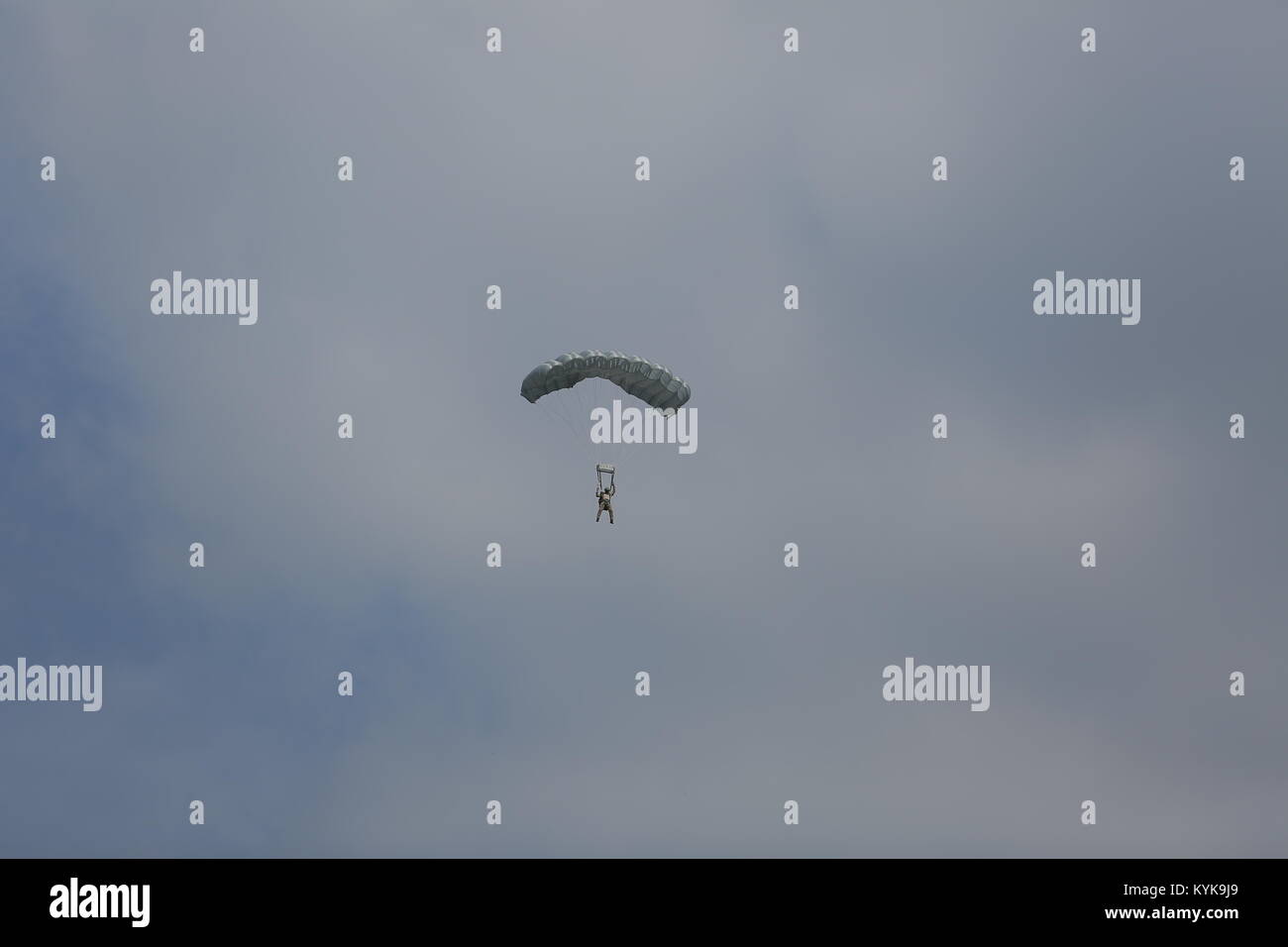 Fallschirm. Unter/Über den Wolken. Stockfoto