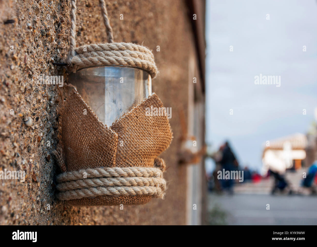 Vintage Kerze Glas Laterne mit Seil hängend im Freien Stockfoto