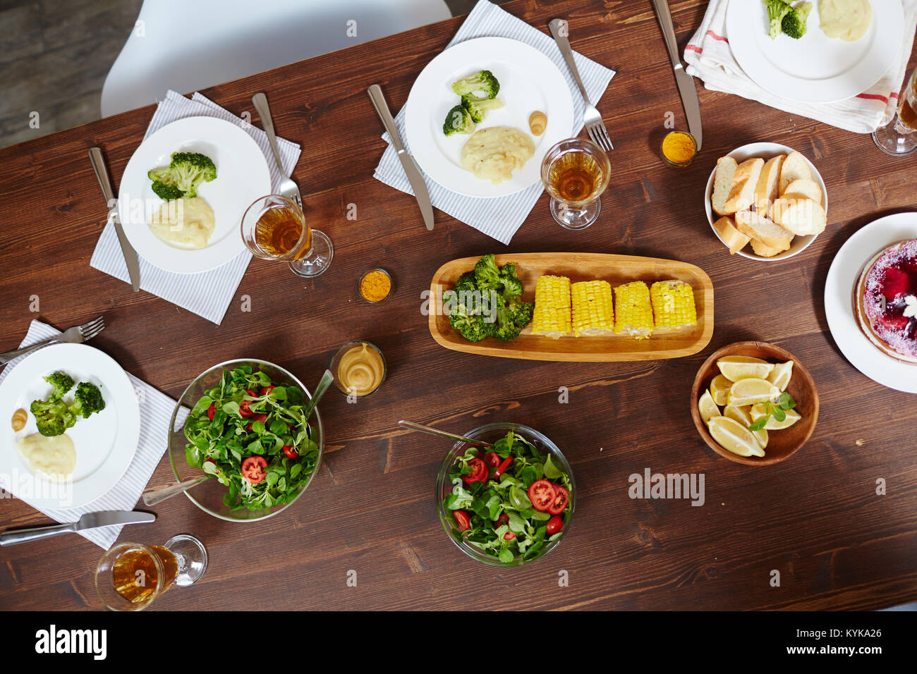 Essen auf Tisch Stockfoto