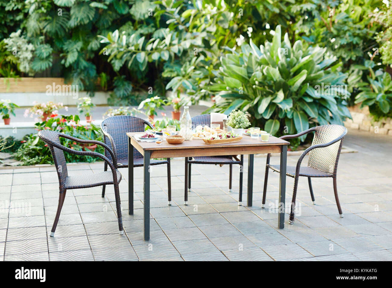 Tabelle mit Essen Stockfoto
